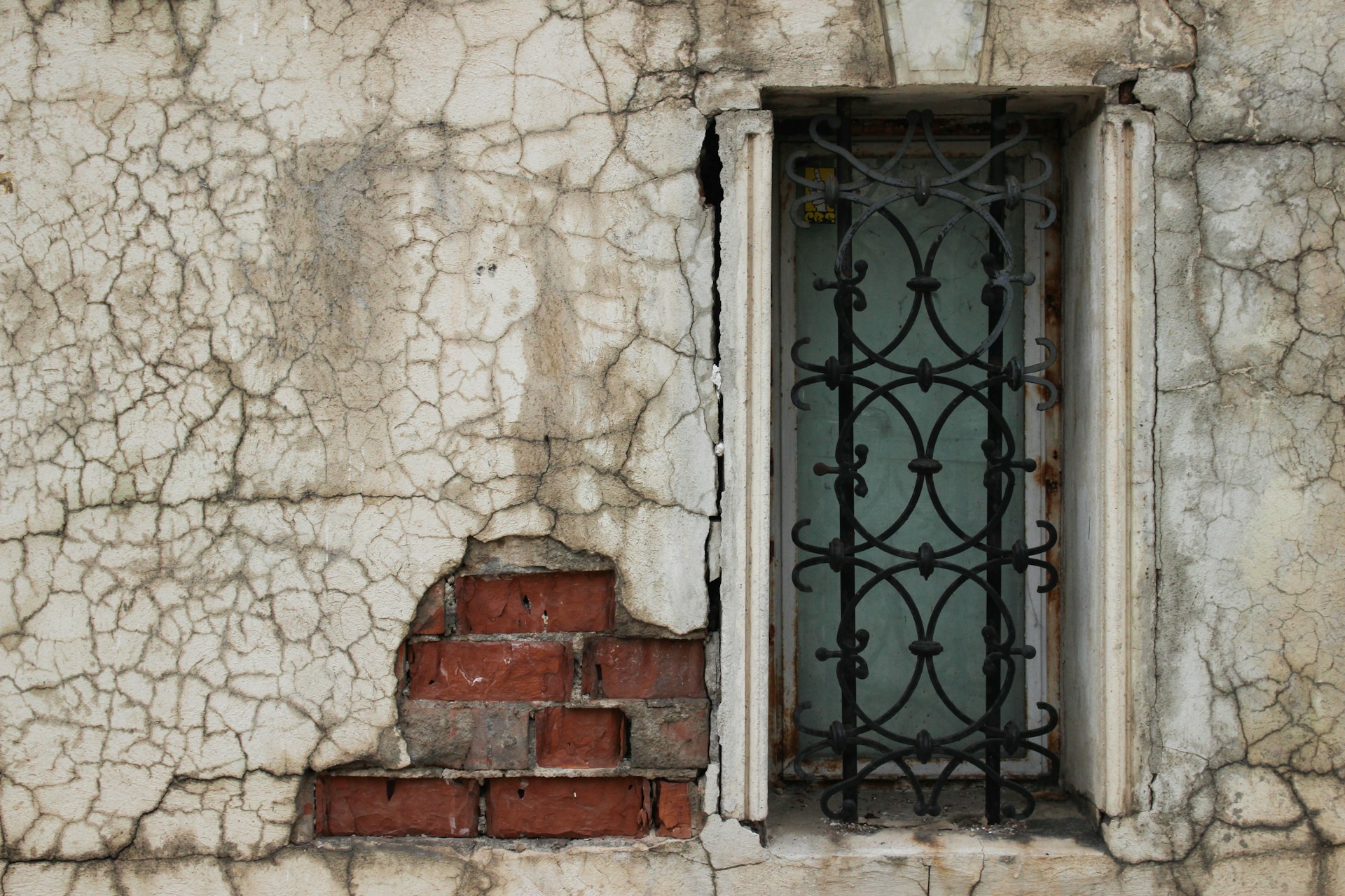 Protecting Your Investment: The Importance of Fixing House Cracks